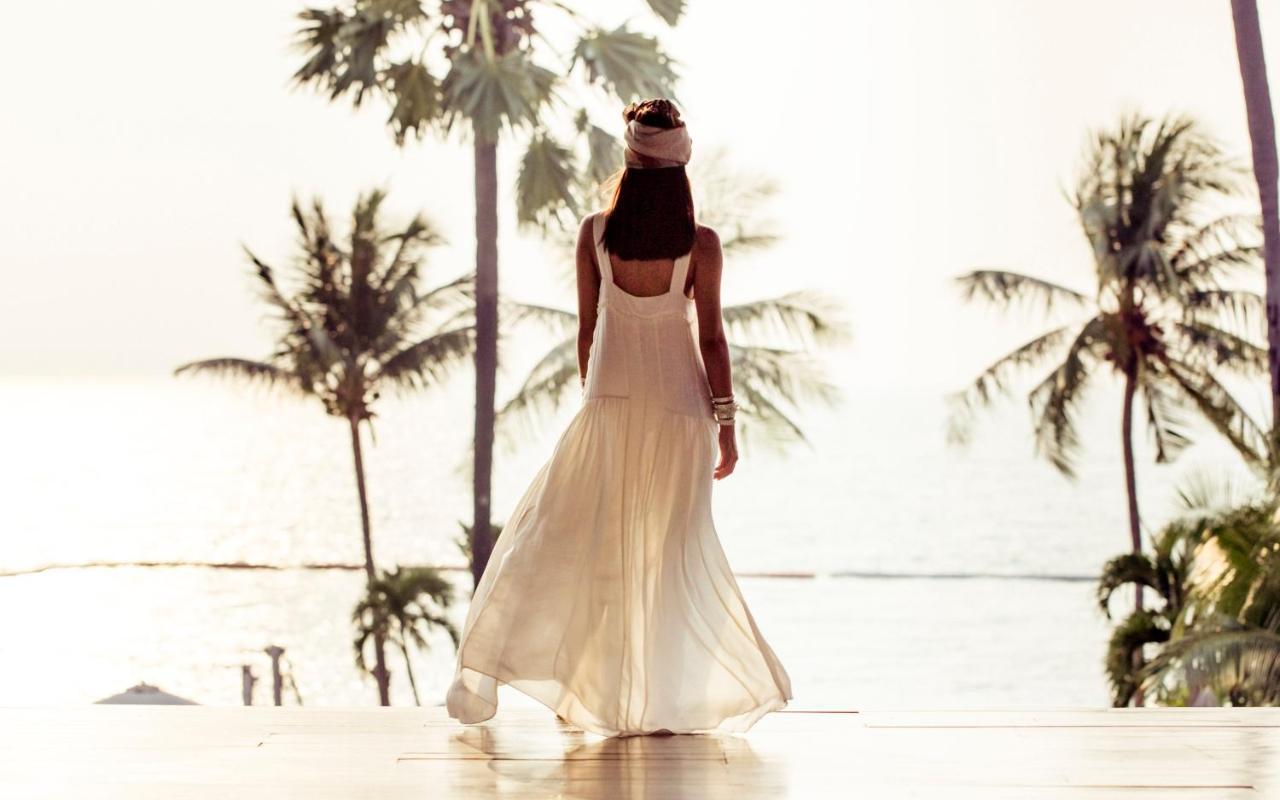Pullman Pattaya Hotel G Zewnętrze zdjęcie A woman wearing a kaftan