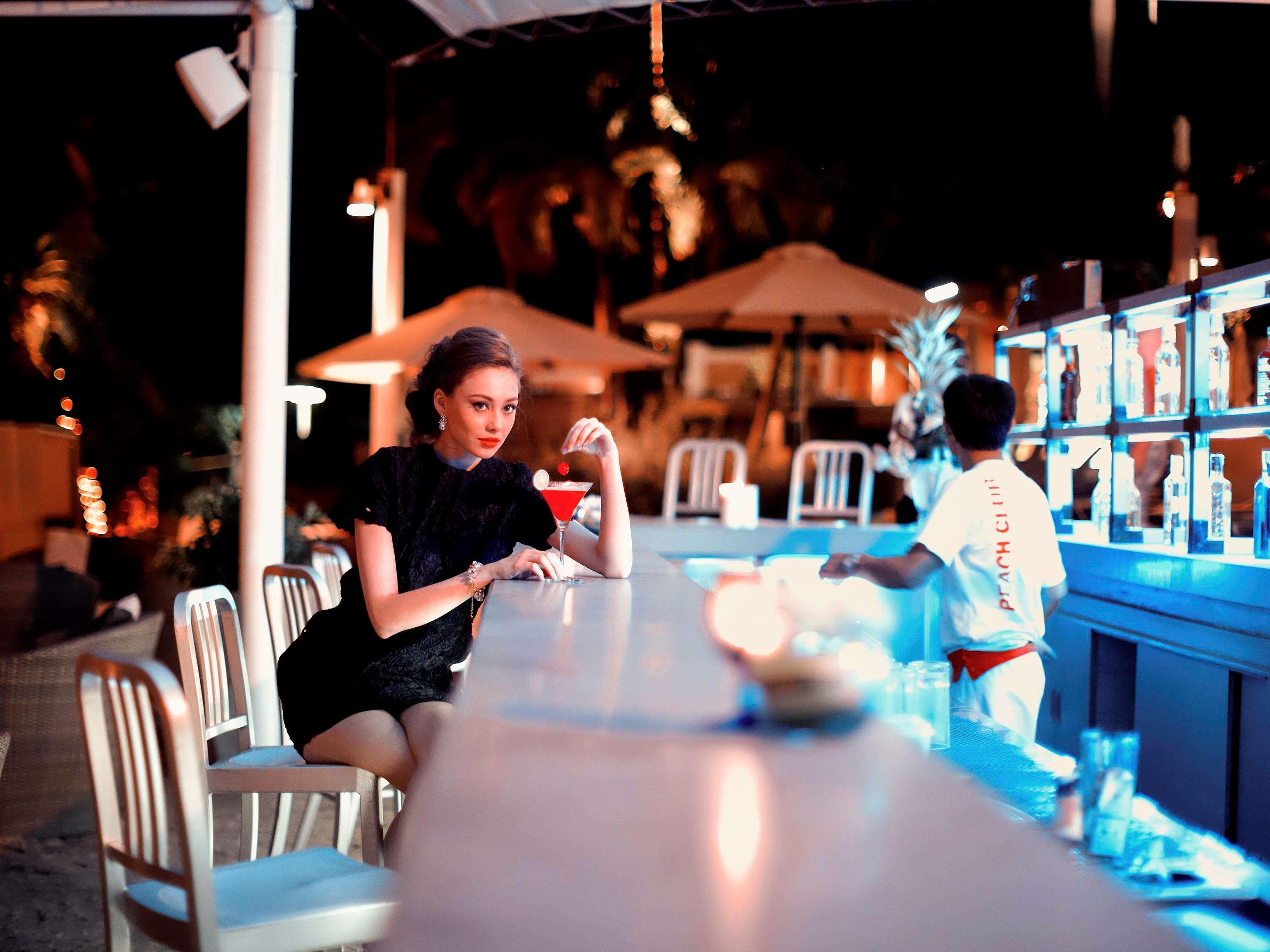 Pullman Pattaya Hotel G Zewnętrze zdjęcie The bar at the pool