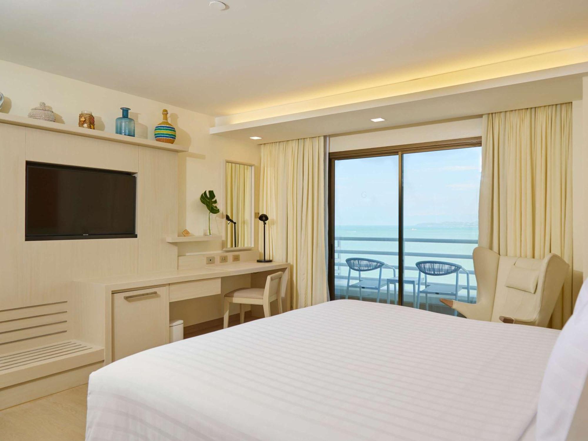 Pullman Pattaya Hotel G Zewnętrze zdjęcie A bedroom at the Hilton Phuket Arcadia Resort and Spa
