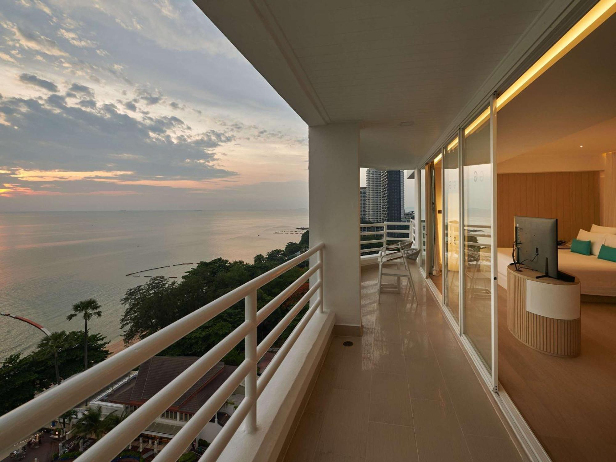 Pullman Pattaya Hotel G Zewnętrze zdjęcie A balcony