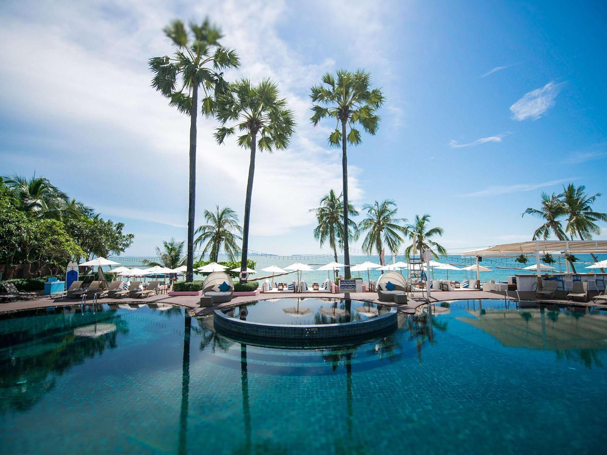 Pullman Pattaya Hotel G Zewnętrze zdjęcie The pool at the Royal Paradise Hotel & Spa